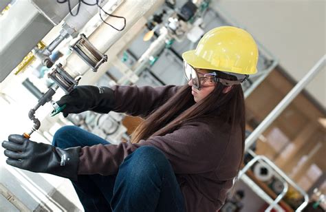  Natriumhydroxid - En ovärderlig aktör i kemisk processteknik och produktion av rengöringsmedel!